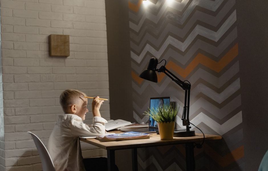 Setting up a calm home desk corner for autumn