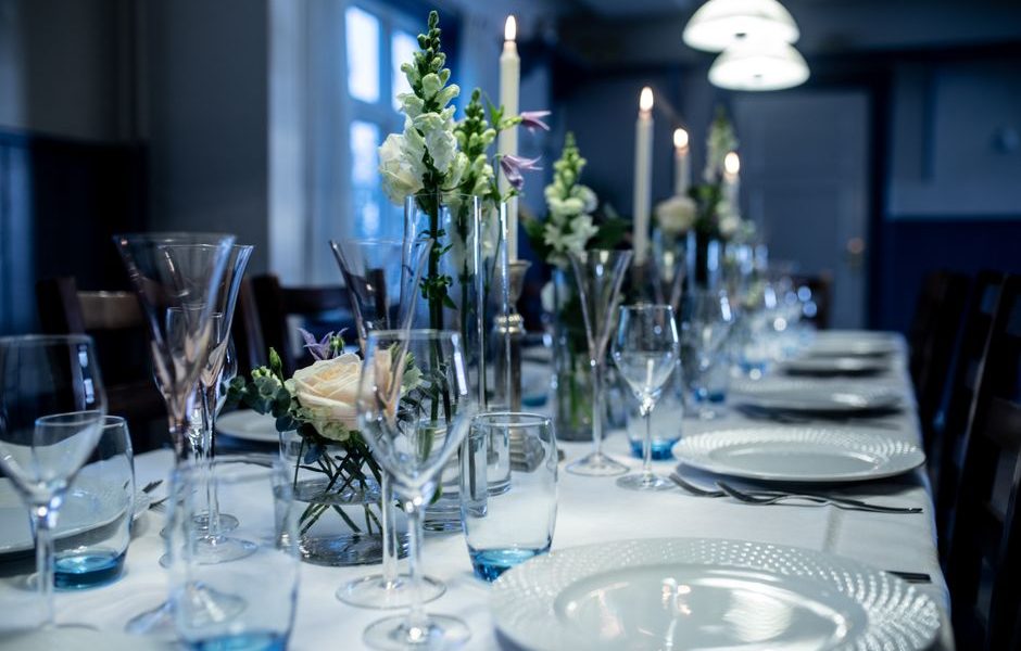 Simple Christmas table decorating on a budget