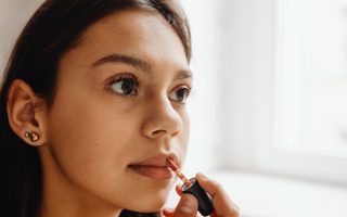 Sun-kissed makeup looks that stay put in late summer heat