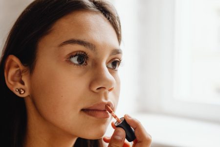 Sun-kissed makeup looks that stay put in late summer heat