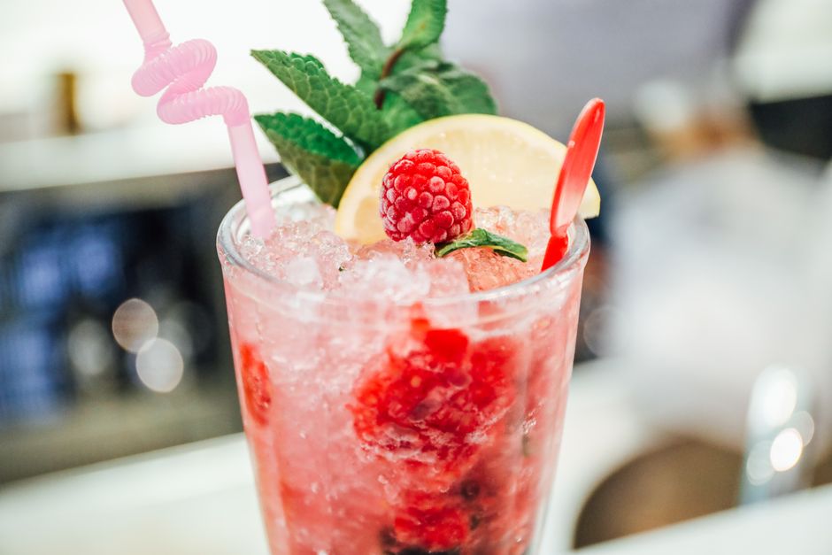 Cool raspberry lemonade cocktail with mint, lemon slice, and ice. Perfect for a refreshing