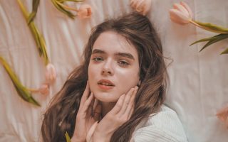 Glowy summer-ready makeup with sheer skin and soft blush