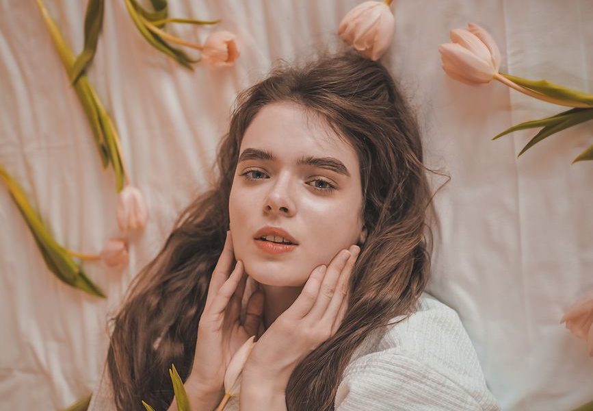 Glowy summer-ready makeup with sheer skin and soft blush