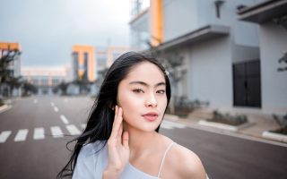 Soft glam makeup looks for Valentine dinner without heavy glitter