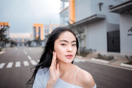 Soft glam makeup looks for Valentine dinner without heavy glitter