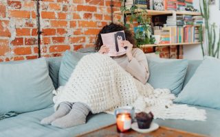 Cozy reading nook ideas for long November nights